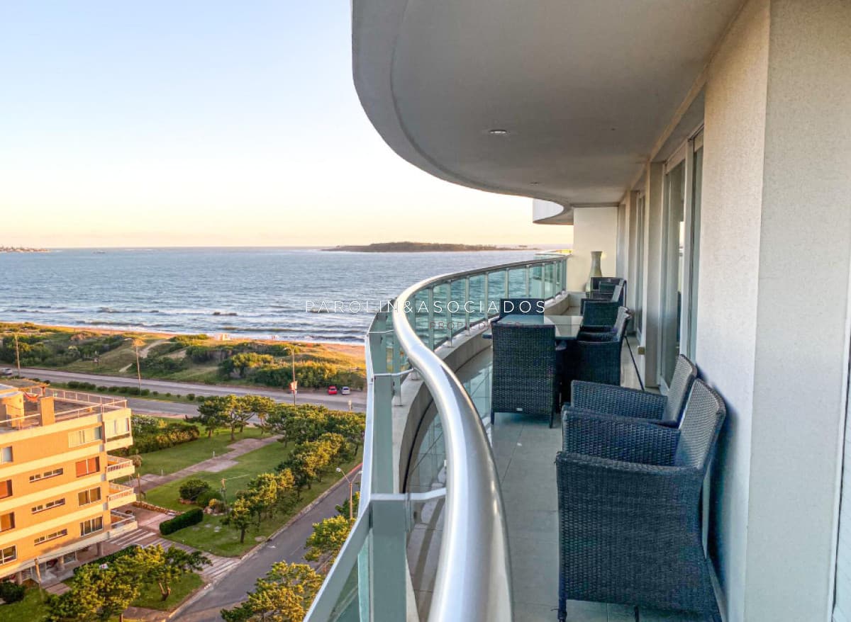 Apartamento en venta de 4 dormitorios mas dependencia de servicio en Aquarela, Playa Mansa