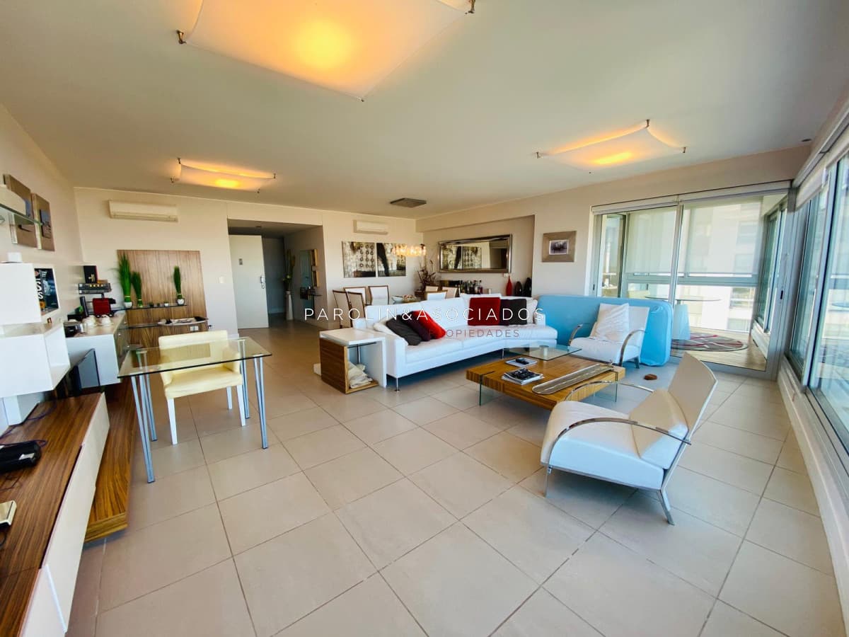 Apartamento en venta en torre Le Parc, Punta del Este.