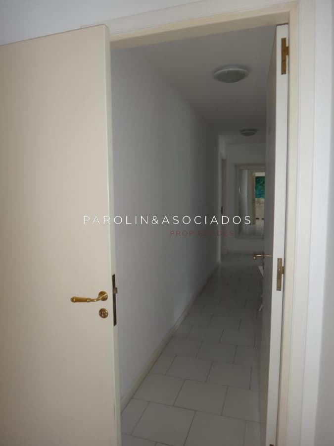 Apartamento en venta de 2 dormitorios y dependencia en Brava, Punta del Este.