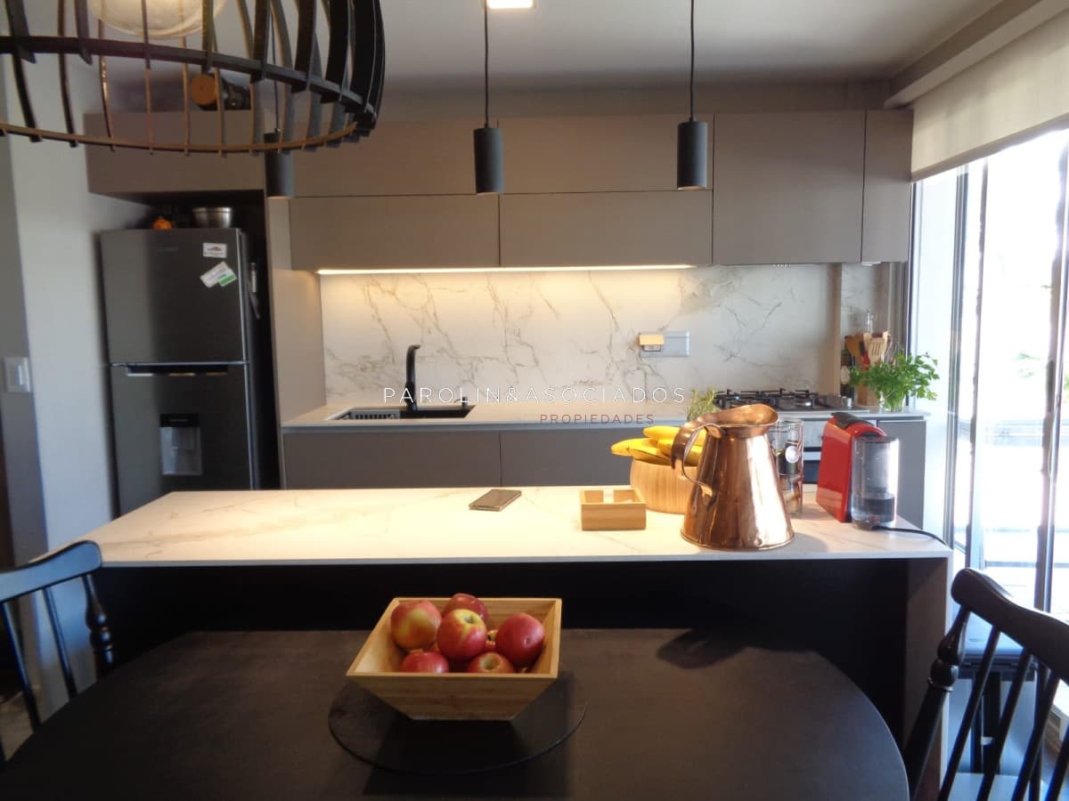 Apartamento de 2 dormitorios en venta en Península, Punta del Este.