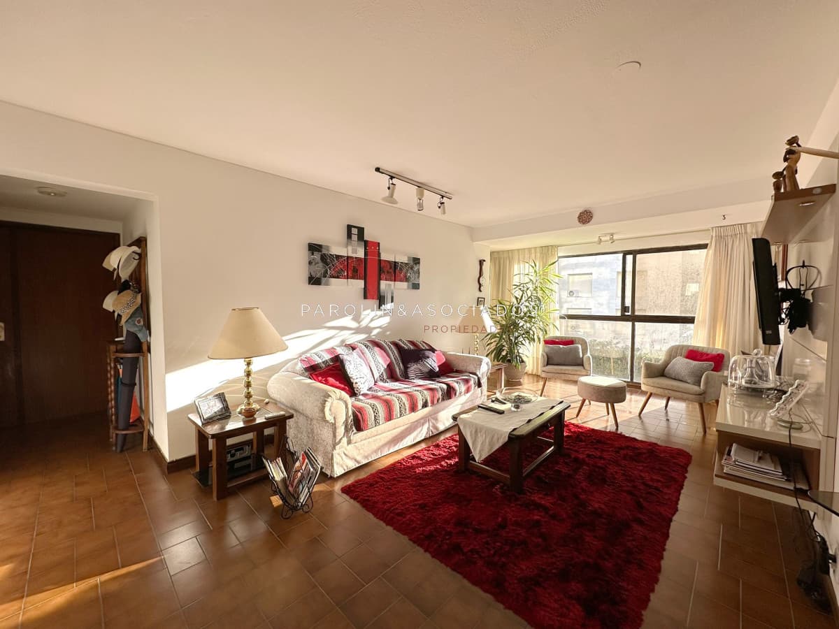 Apartamento en venta de 2 dormitorios en Torre Cristal, Punta del Este.