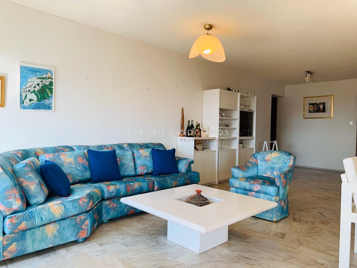Apartamento en venta en piso alto Punta del Este.