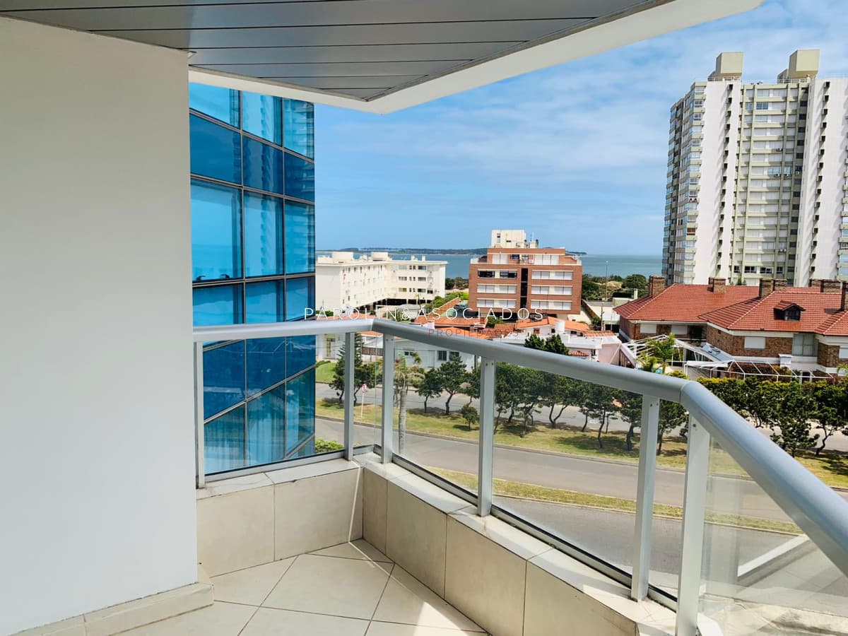 Apartamento en venta de 3 dormitorios en Punta del Este.