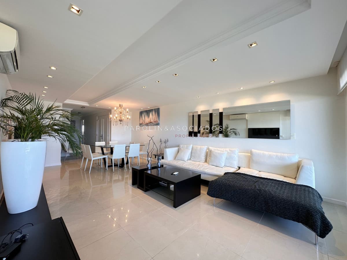 Apartamento en venta de 3 dormitorios en torre Imperiale, Punta del Este.