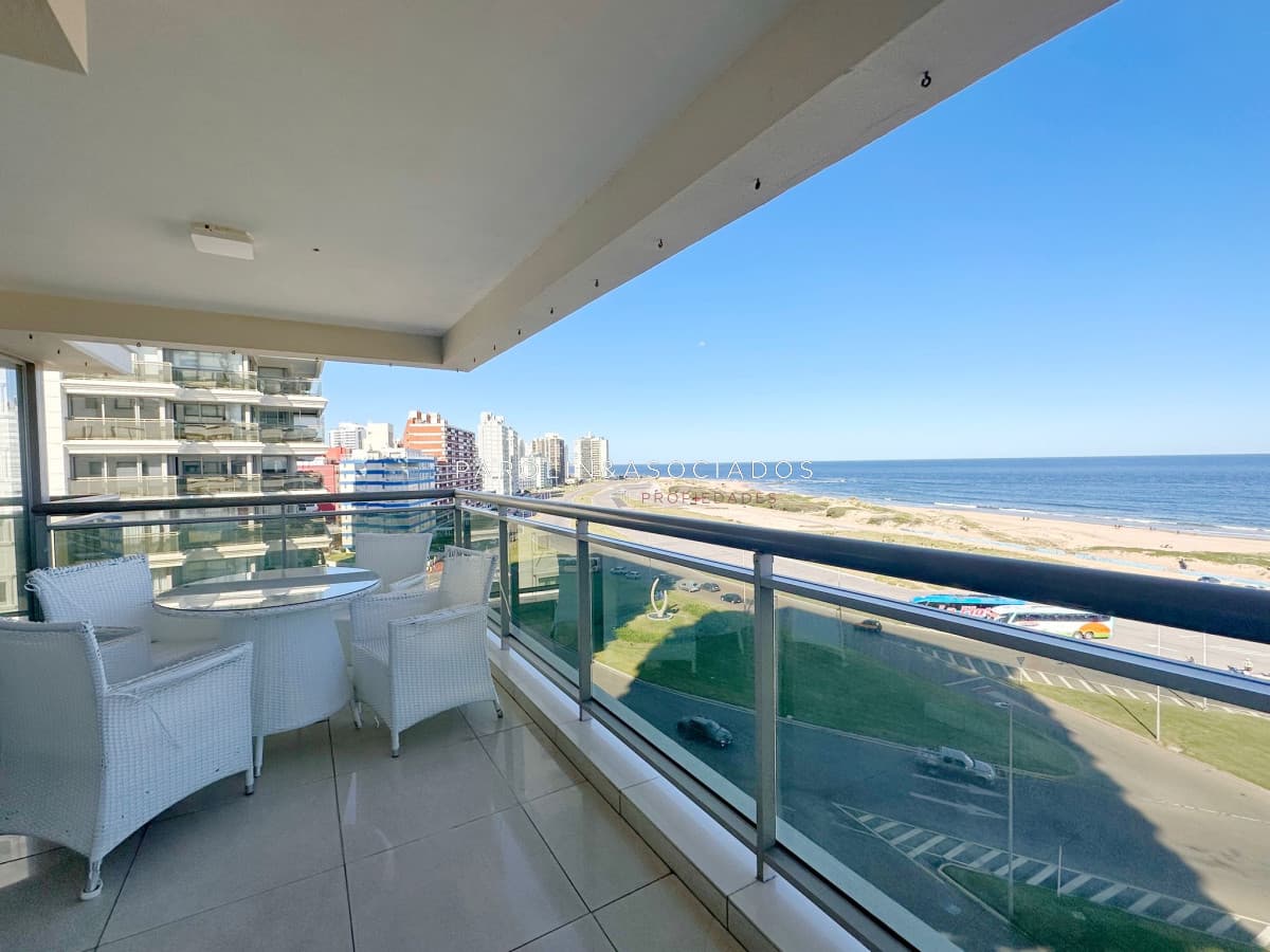 Apartamento de 3 dormitorios mas dependencia de servicio en Torre Imperiale, Punta del Este.