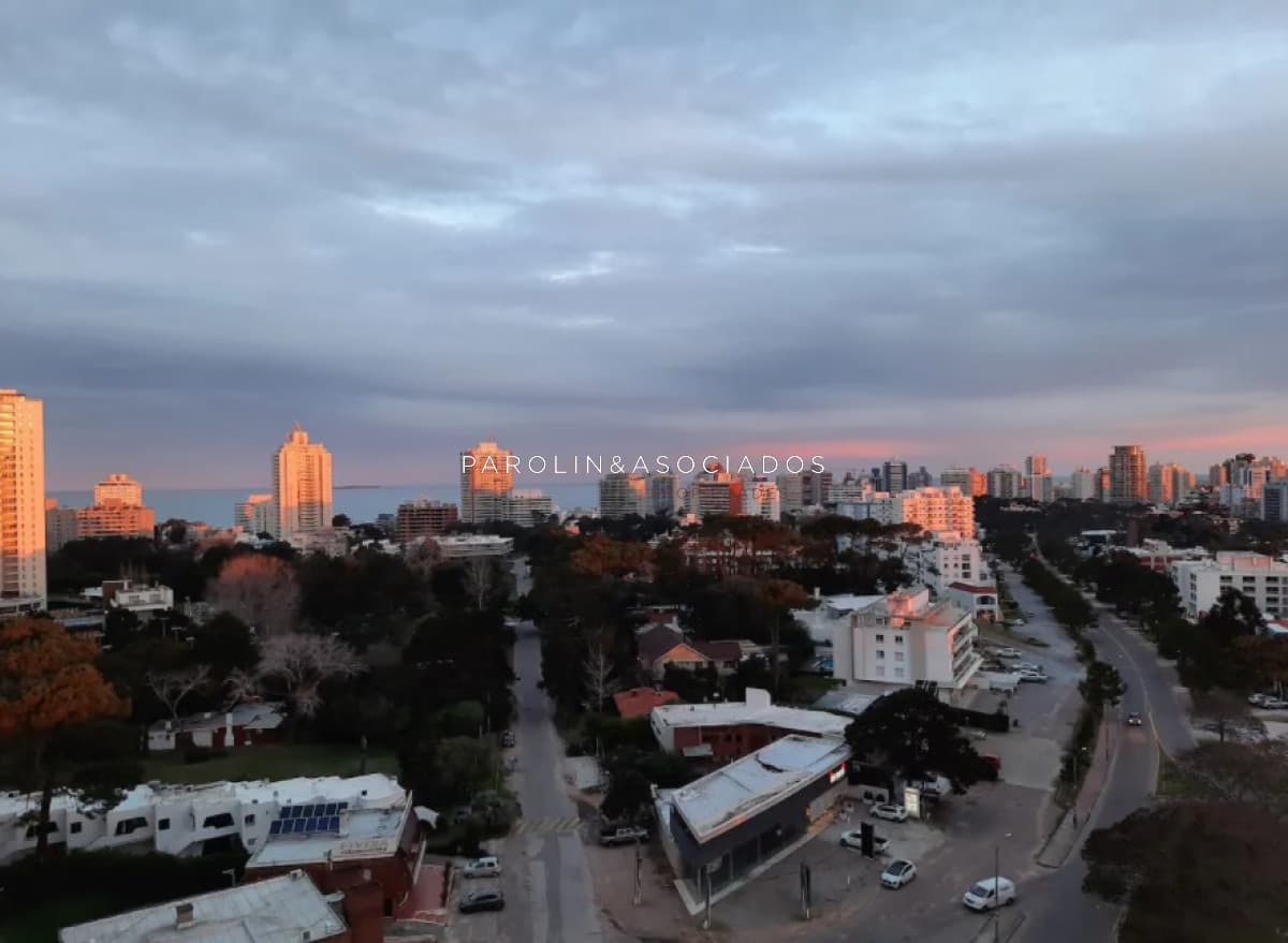 Apartamento en venta de 2 dormitorios en Place Lafayette, Punta del Este.