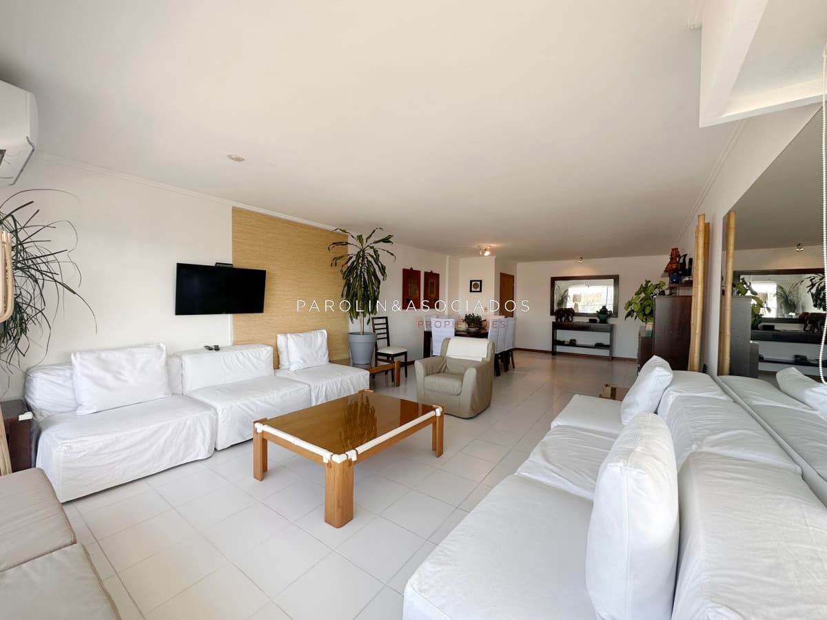 Apartamento de 3 Dormitorios + dependencia en Venta en Ocean Tower, Punta del Este.