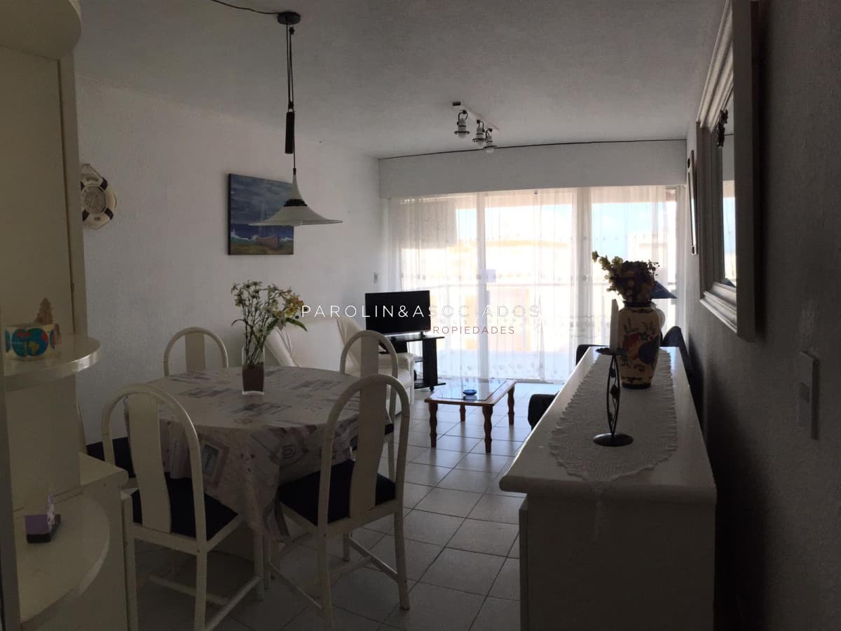Apartamento en venta de 2 dormitorios frente al mar en Punta del Este.