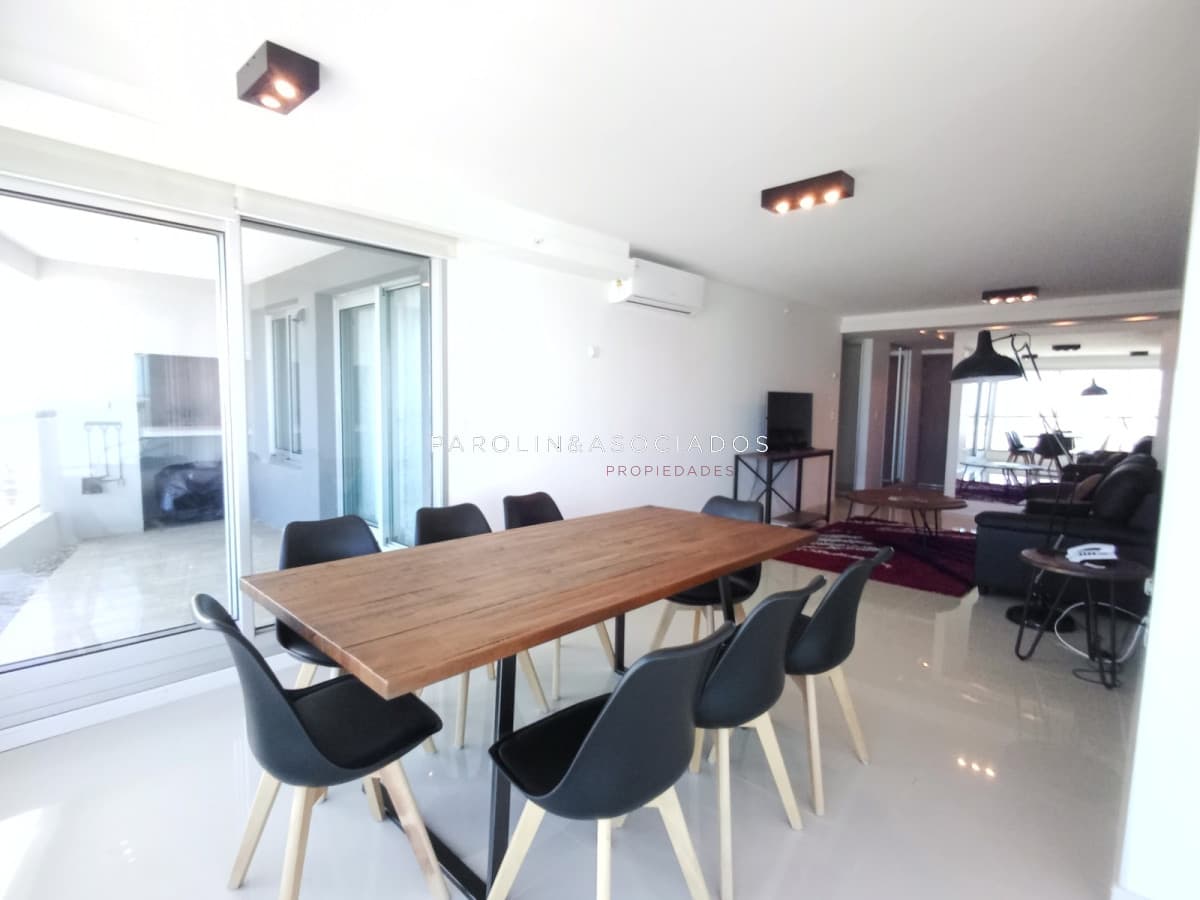 Apartamento en venta de 2 dormitorios en Look Tower, Punta del Este.