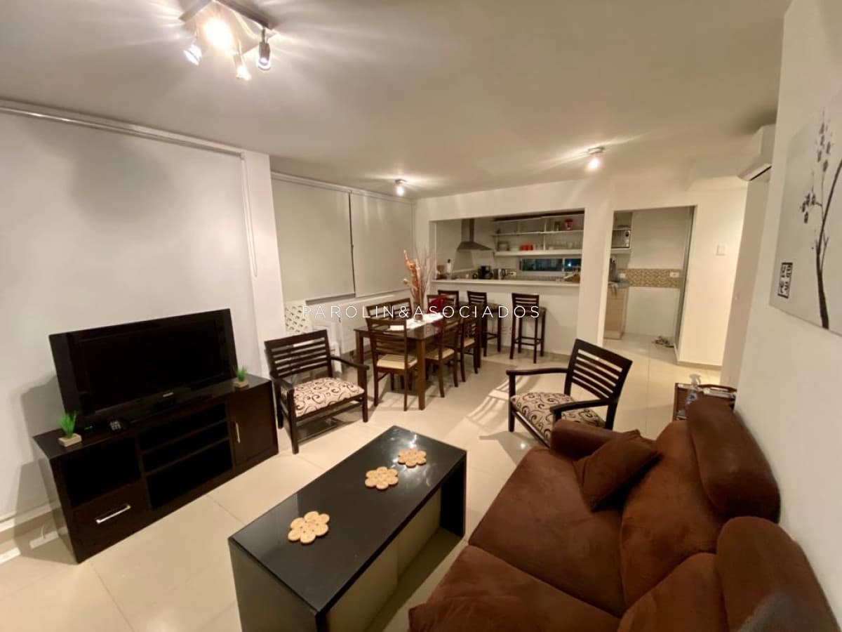 Apartamento en venta de 2 dormitorios en Punta del Este.
