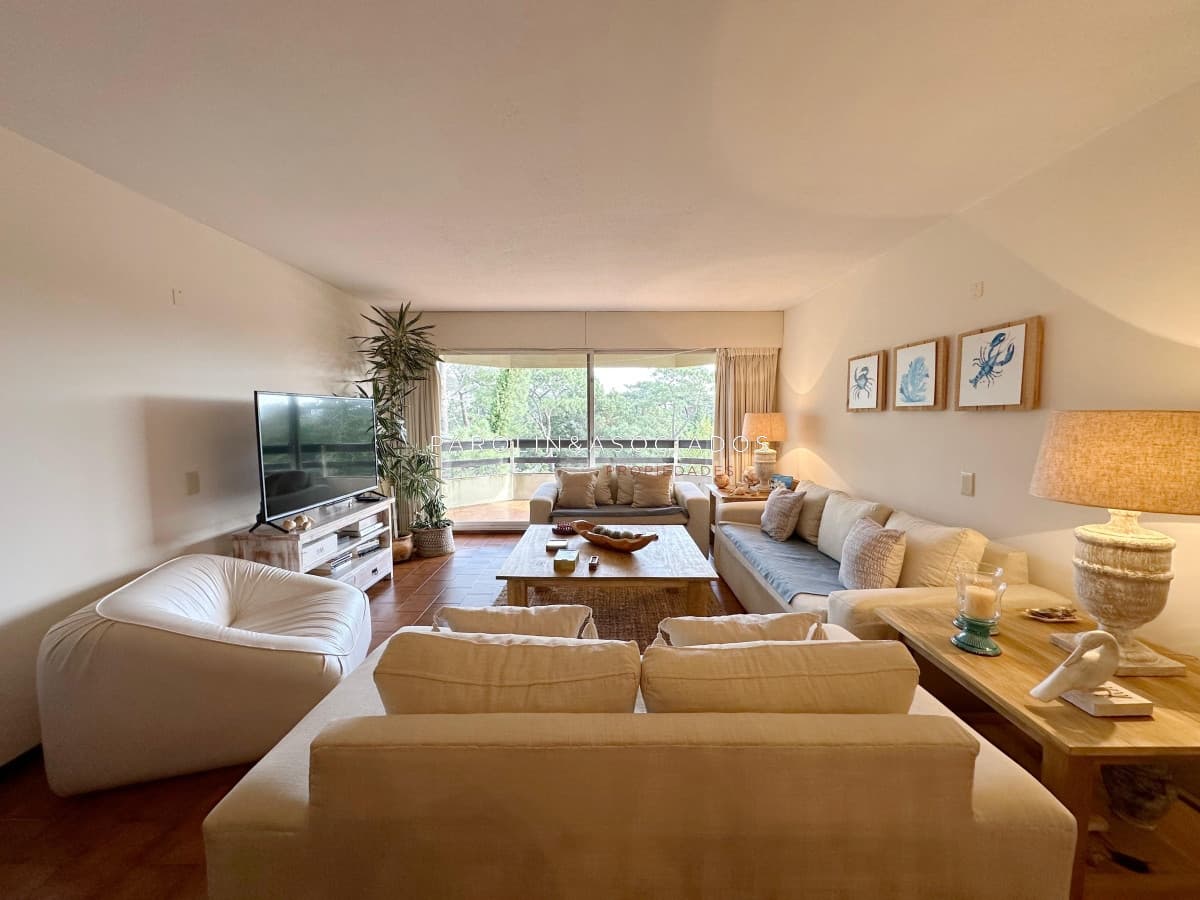 Apartamento de 3 dormitorios y dependencia de servicio en edificio Bora Bora, Punta del Este.