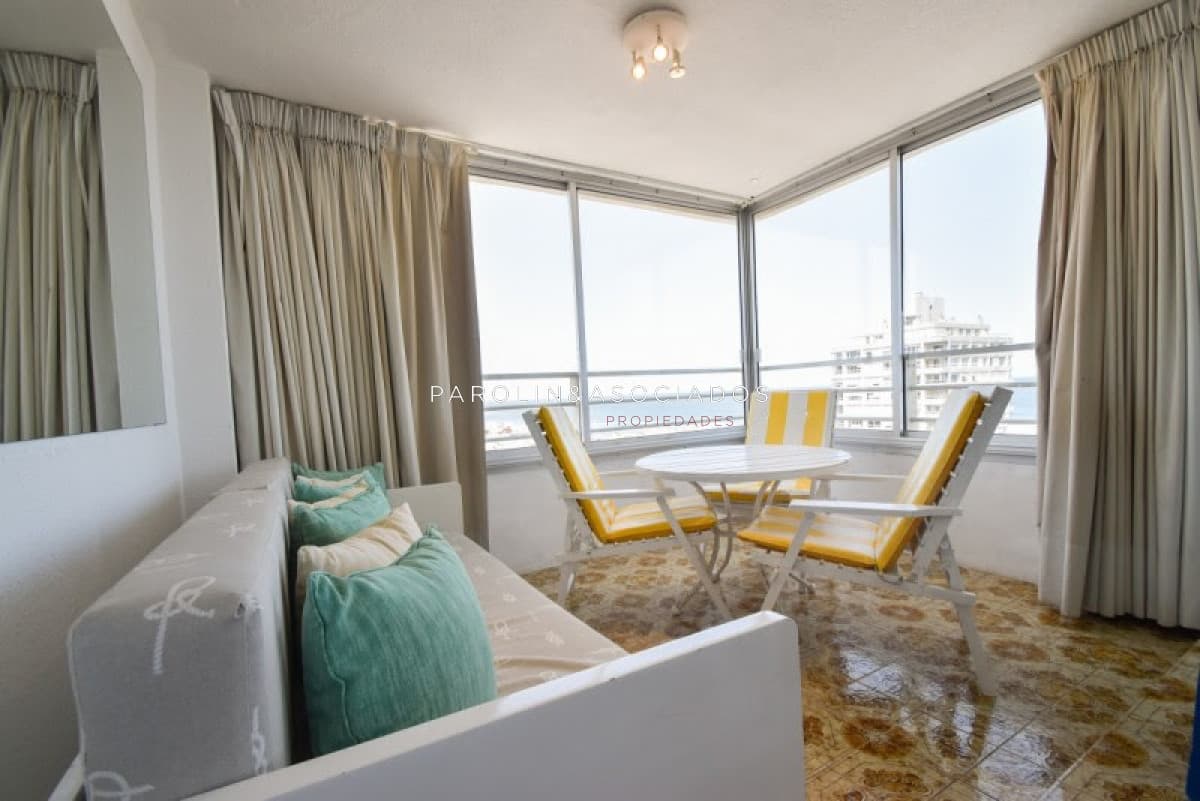 Apartamento de 2 dormitorios en venta en Punta del Este.