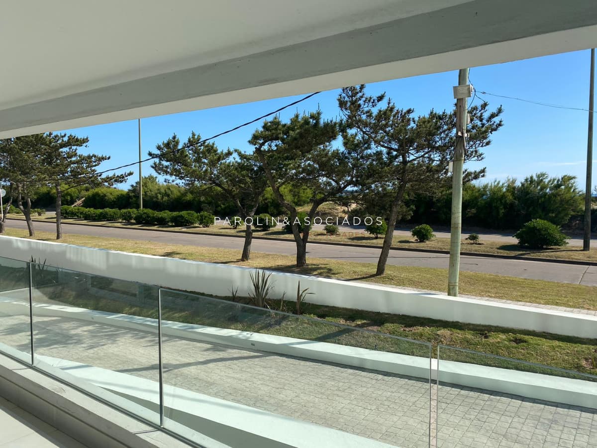Apartamento en venta frente la mar en Punta del Este.