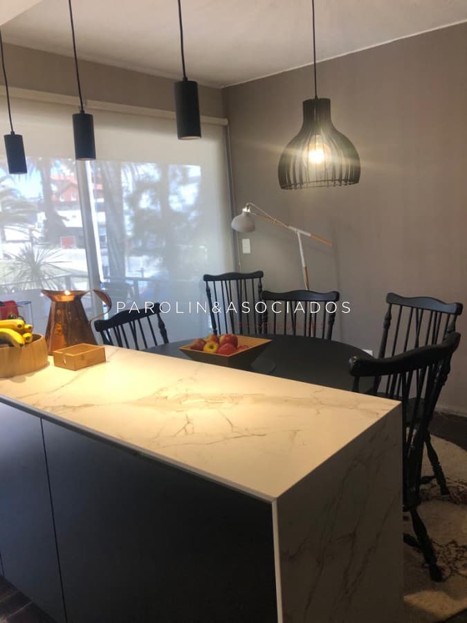 Apartamento de 2 dormitorios en venta en Península, Punta del Este.