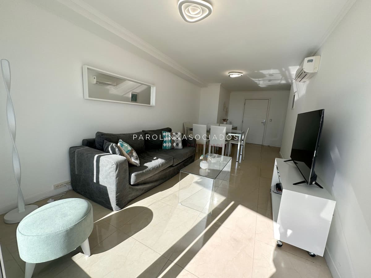 Apartamento en venta de 2 dormitorios en Casino Tower, Punta del Este.
