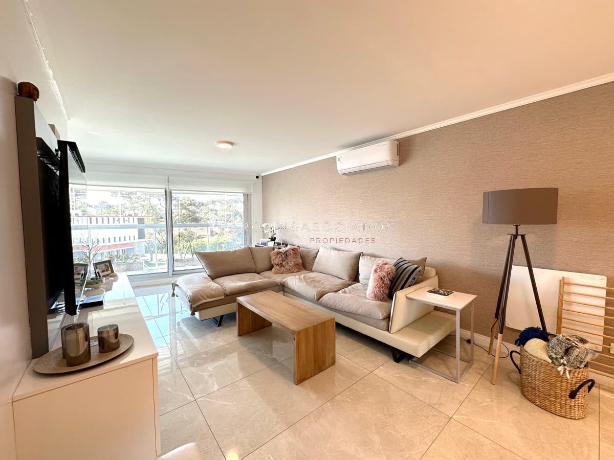Apartamento en venta de 2 dormitorios en edificio Miami Boulevard, Punta del Este.