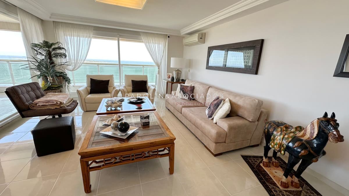 Apartamento en venta en Le Jardin de 3 dormitorios en suite en Mansa, Punta del Este.