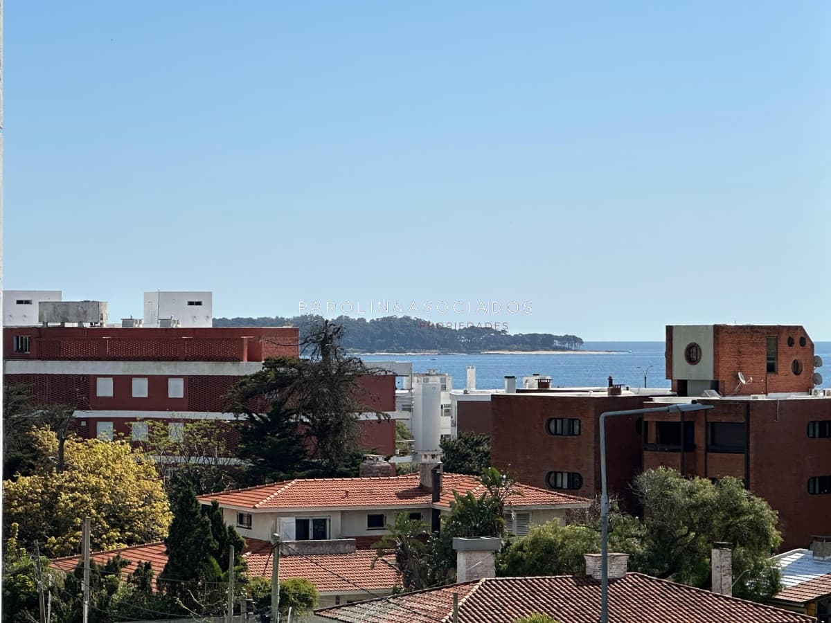 Apartamento en venta de 2 dormitorios en edificio Miami Boulevard, Punta del Este.
