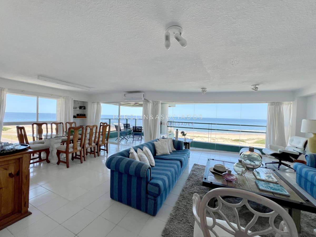 Apartamento en venta de 3 dormitorios + dependencia en edificio Martinique, Punta del Este.