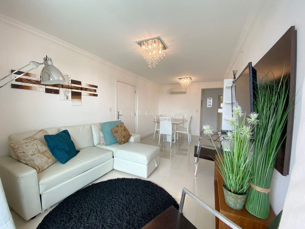 Apartamento en venta con 2 suites en Casino Tower, Punta del Este.