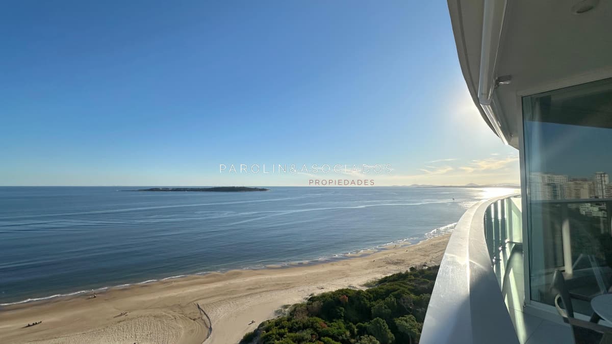 Apartamento en venta en edificio Paramount de 3 suites + dependencia de servici. Playa Mansa, Punta del Este
