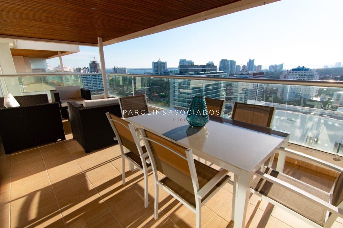 Excelente apartamento en venta en Icon Brava Tower, Punta del Este.
