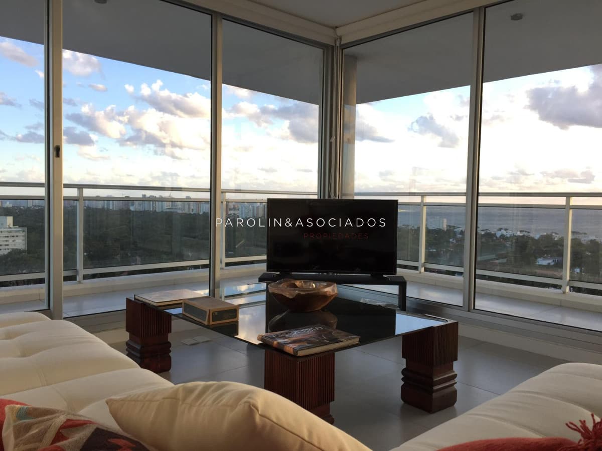 Apartamento de 2 dormitorios en venta en Bellagio Tower, Punta del Este.