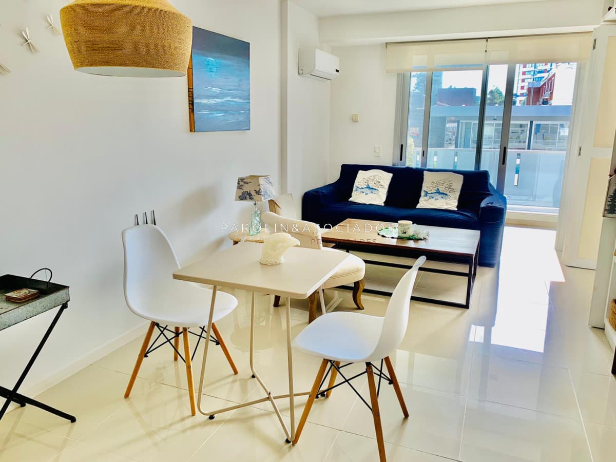 Apartamento de 2 dormitorios en venta en Arenas del Mar, Punta del Este.