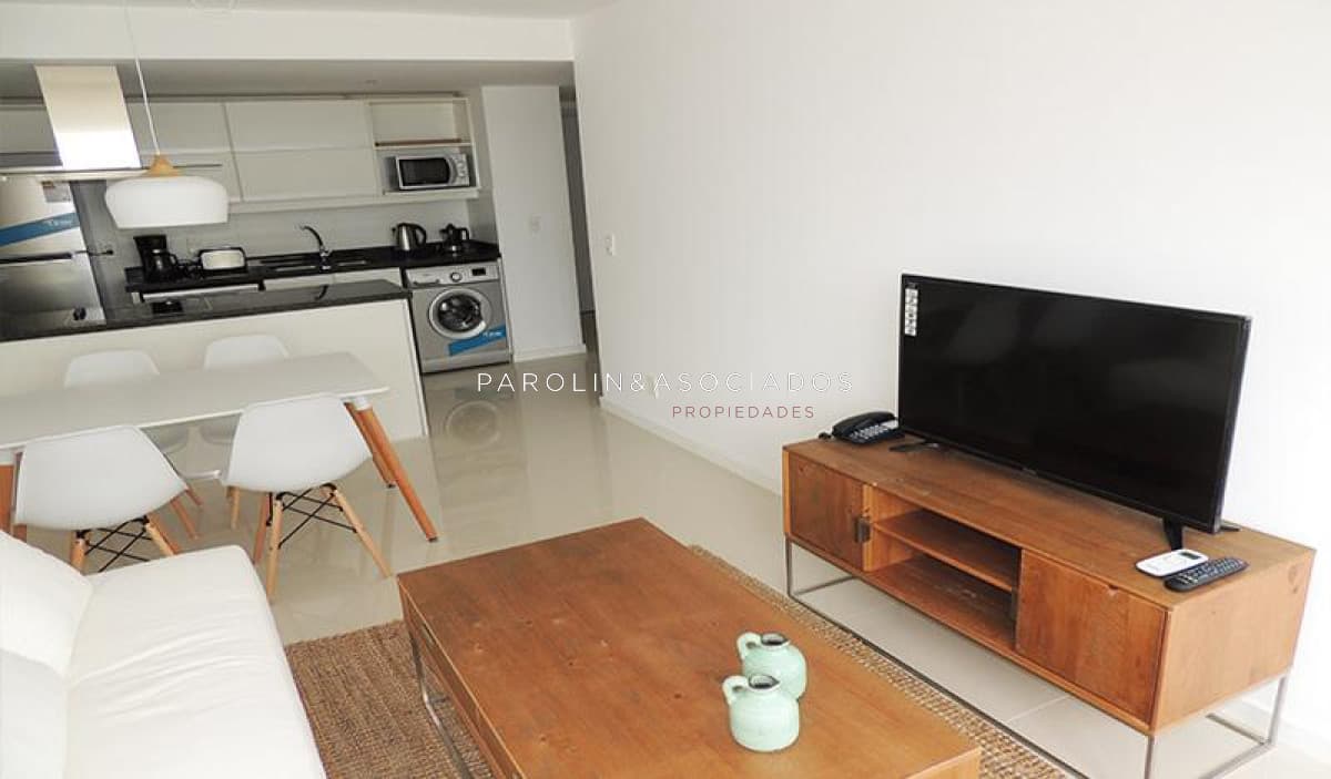 Apartamento de 2 dormitorios en venta en Torre Esmeralda, Punta del Este.