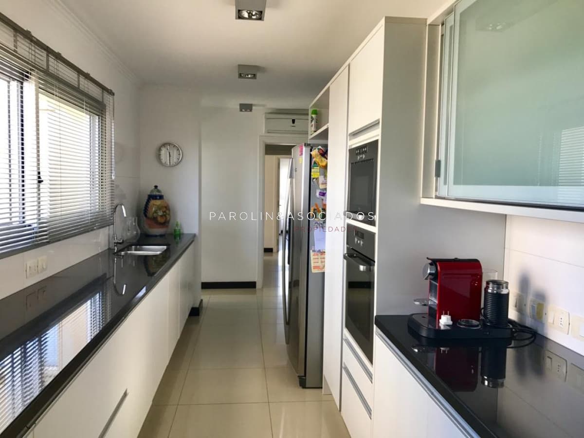 Apartamento en venta de 3 dormitorios en Torre Lobos, Punta del Este.