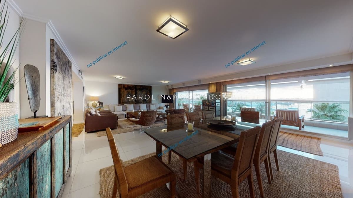 Apartamento en venta de 4 suites en edificio Puerto Punta, Punta del Este.