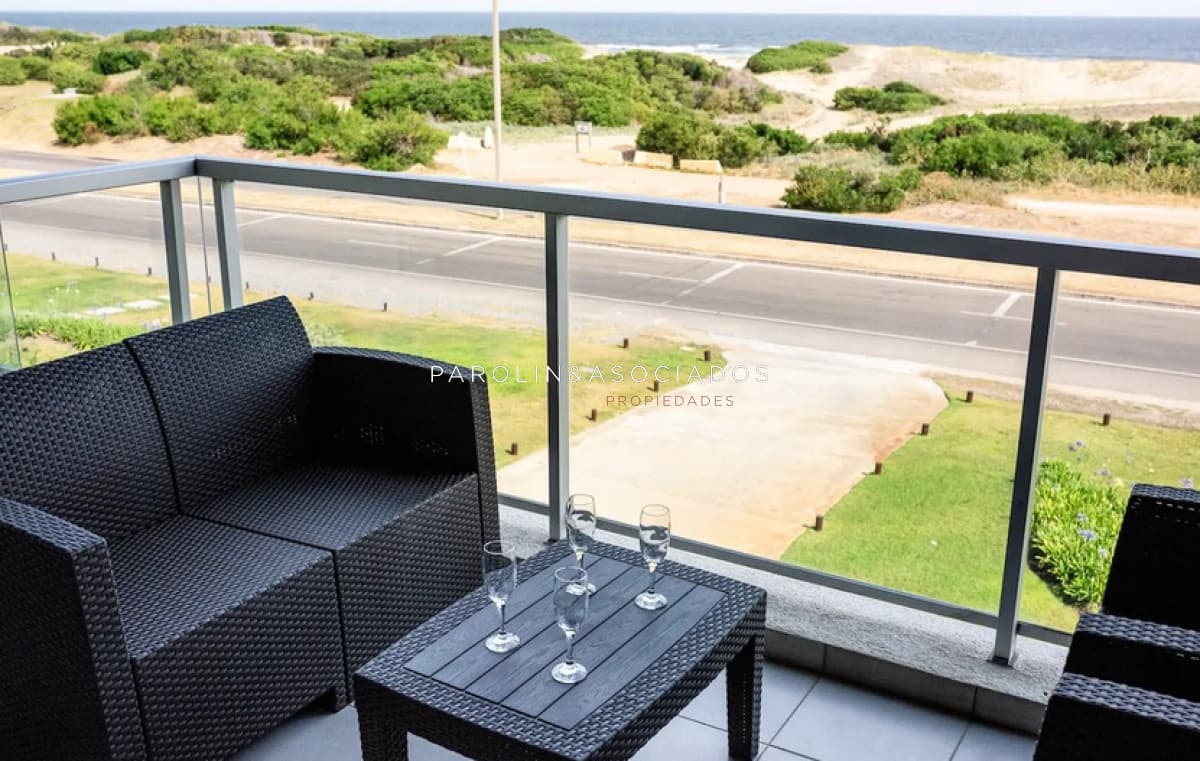 Apartamento en venta de 3 dormitorios con vista al mar en edificio Blue Marine, Punta del Este.
