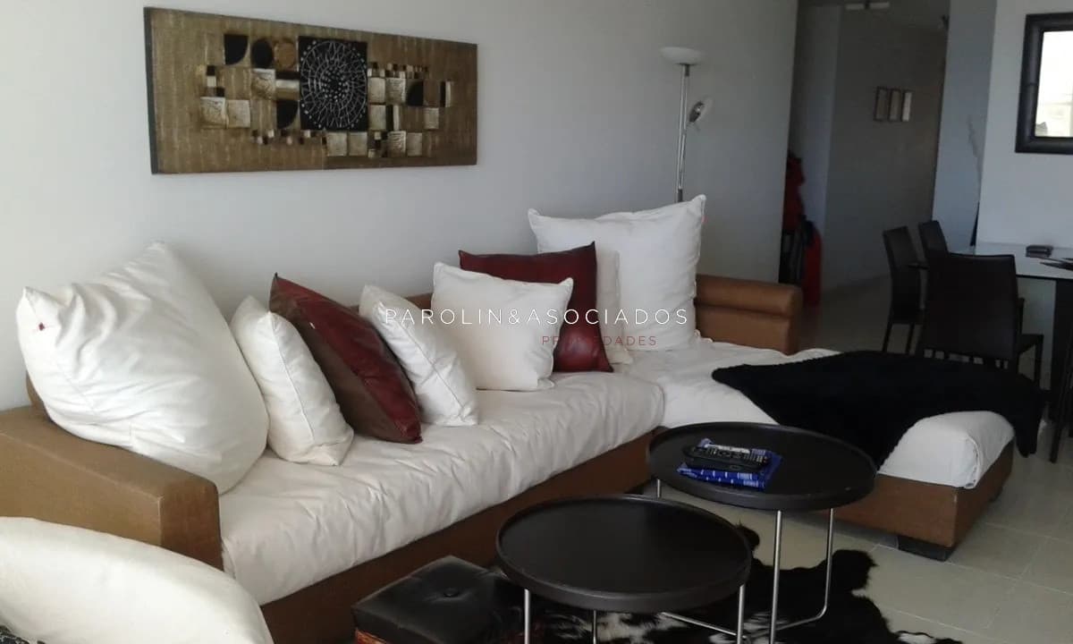 Apartamento en venta de 2 dormitorios en Season Tower, Punta del Este.