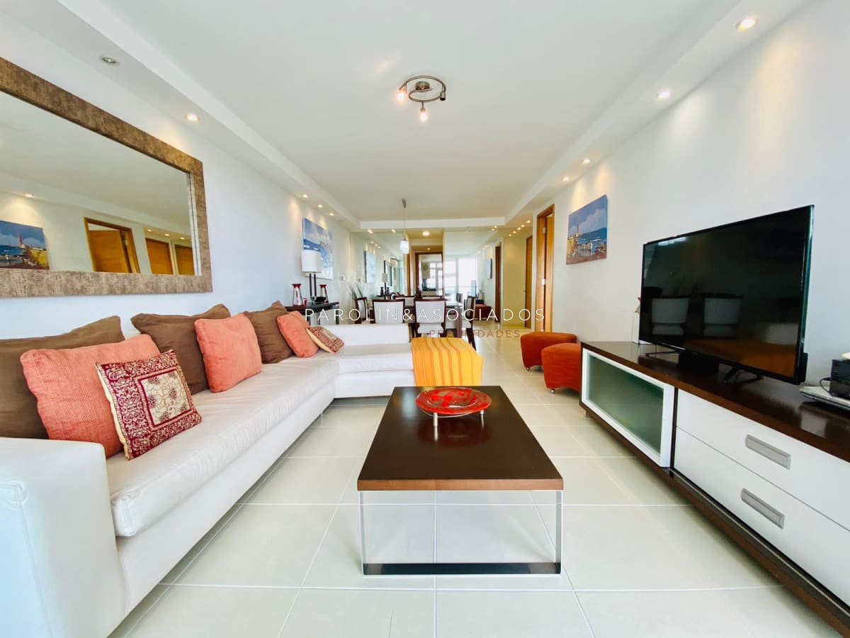 Apartamento en venta de 2 dormitorios en suite en Punta del Este.