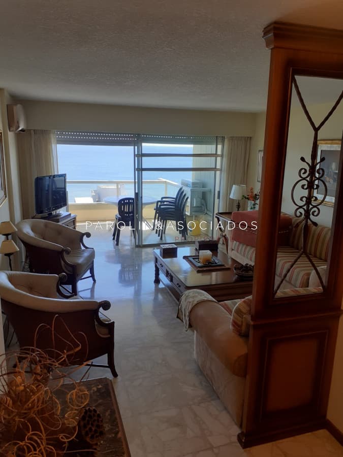 Apartamento en venta de 3 dormitorios en Punta del Este.
