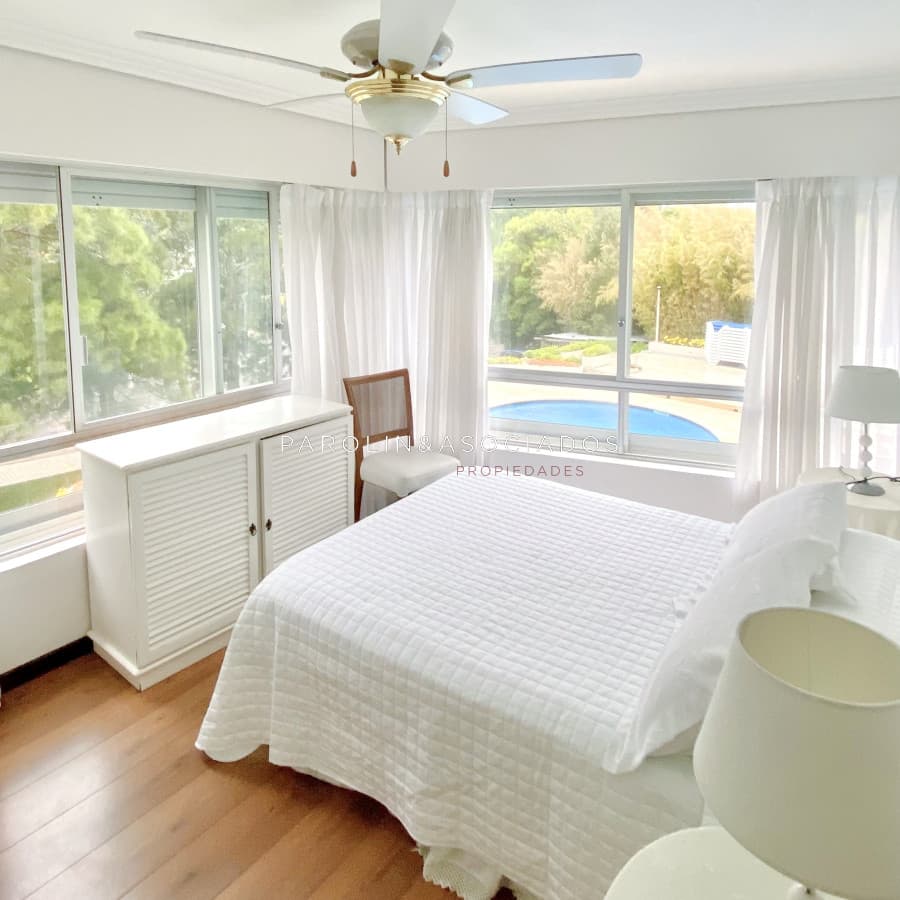 Apartamento en venta de 2 dormitorios y dependencia en Punta del Este.