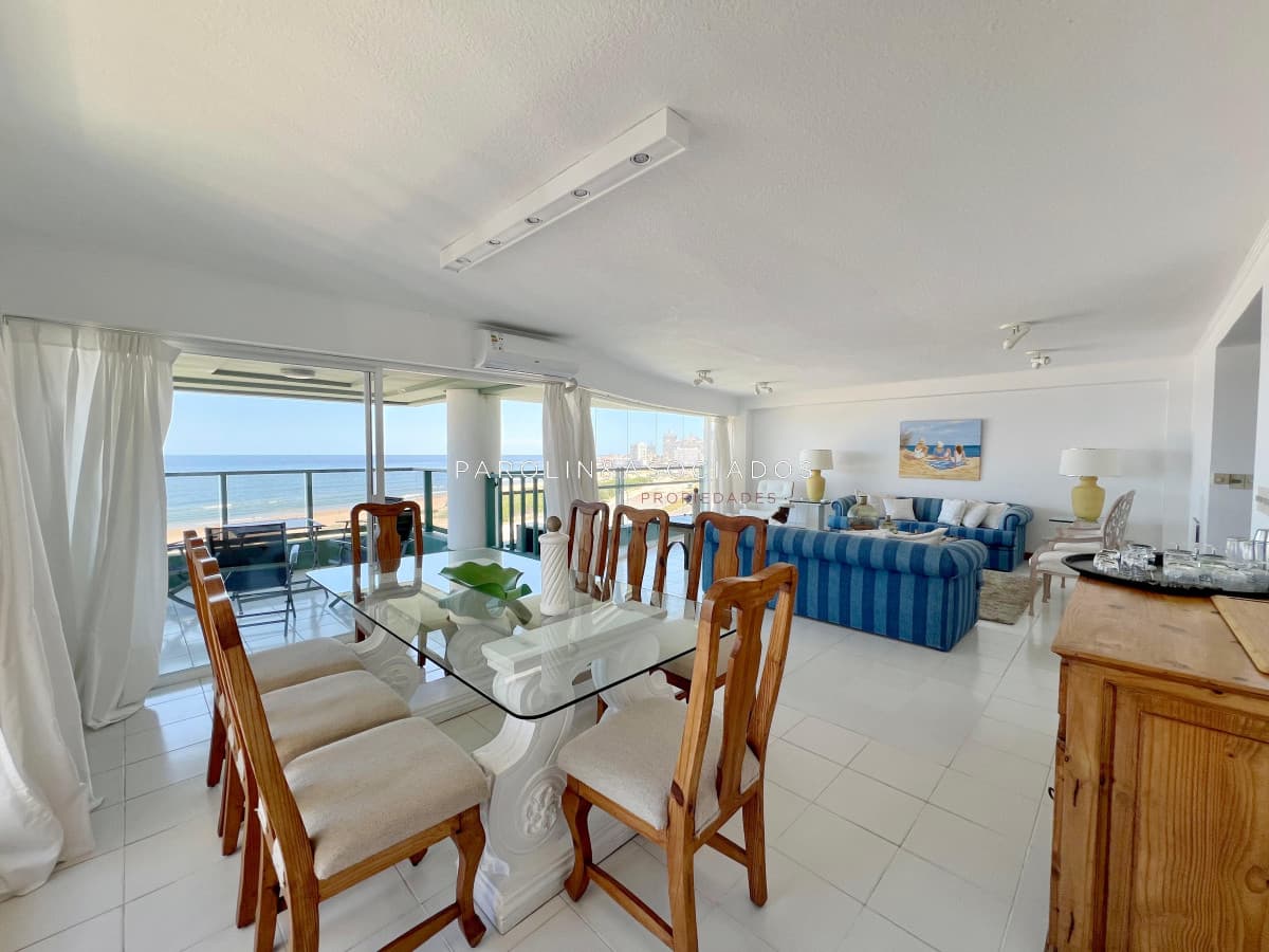 Apartamento en venta de 3 dormitorios + dependencia en edificio Martinique, Punta del Este.