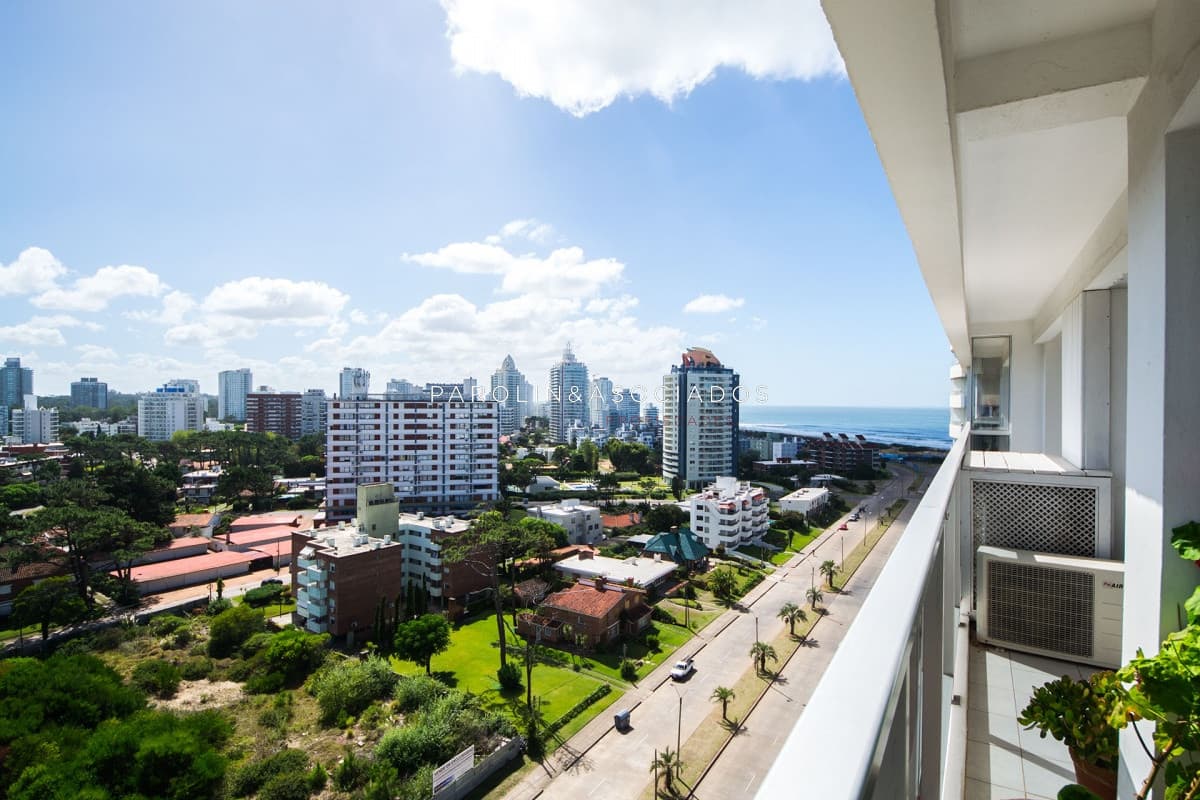 Apartamento en venta de 3 dormitorios en Península de Punta del Este.