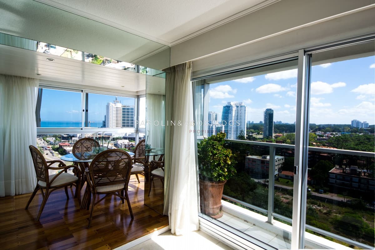 Apartamento en venta de 3 dormitorios en Península de Punta del Este.