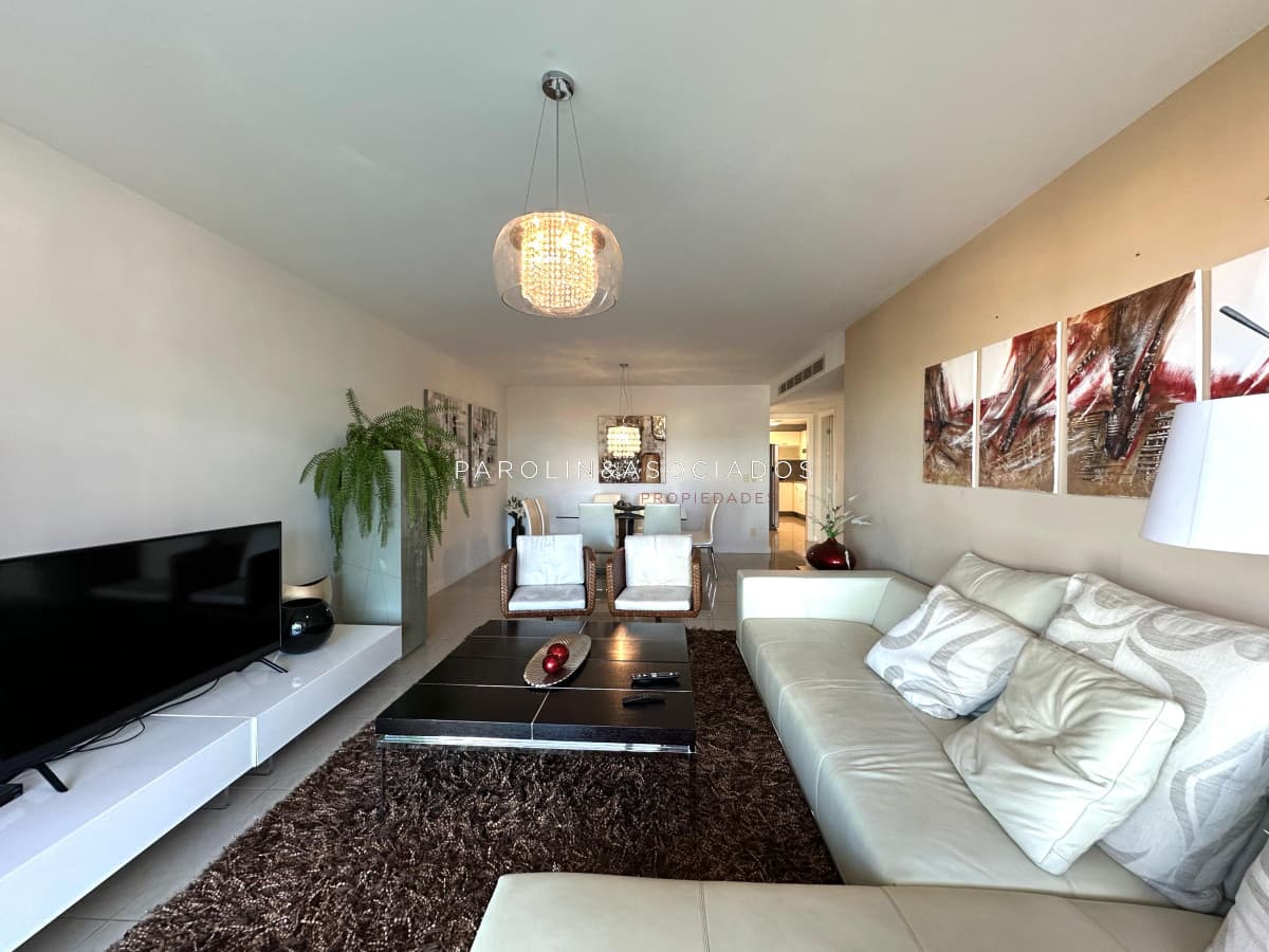 Apartamento en Venta de 2 dormitorios + dependencia de servicio en torre Aquarela , Playa Mansa Punta del Este