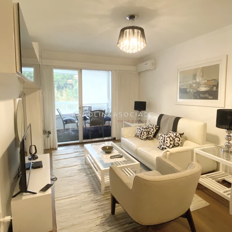 Apartamento en venta de 2 dormitorios y dependencia en Punta del Este.