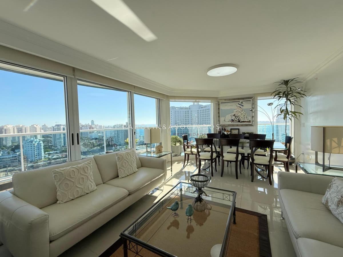 Apartamento en venta de 3 dormitorios mas dependencia de servicio en Casino Tower, Punta del Este