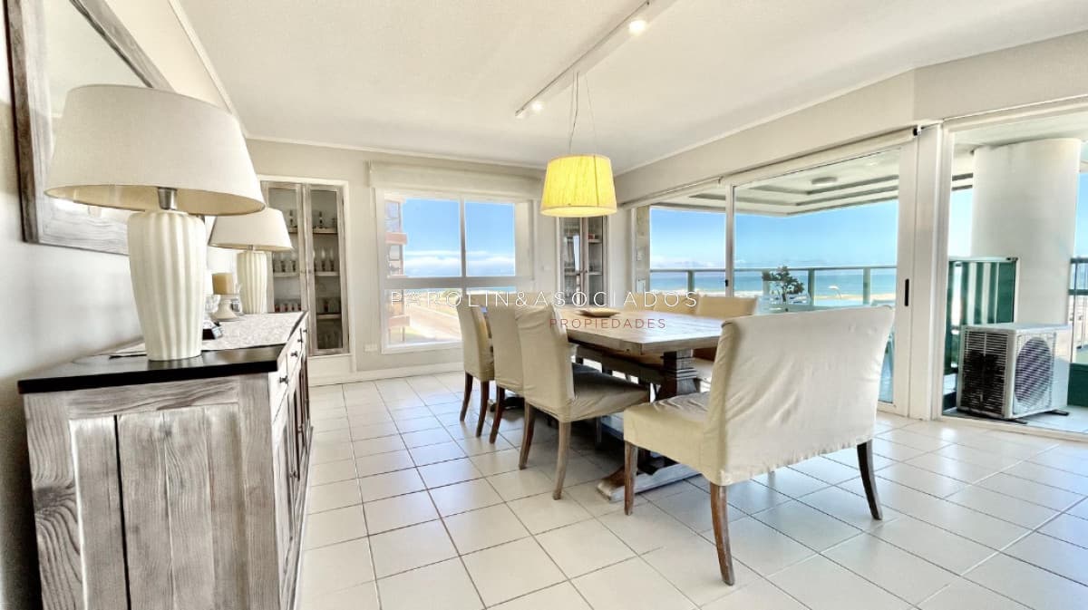 Apartamentos de 3 dormitorios en venta en Martinique, Punta del Este.