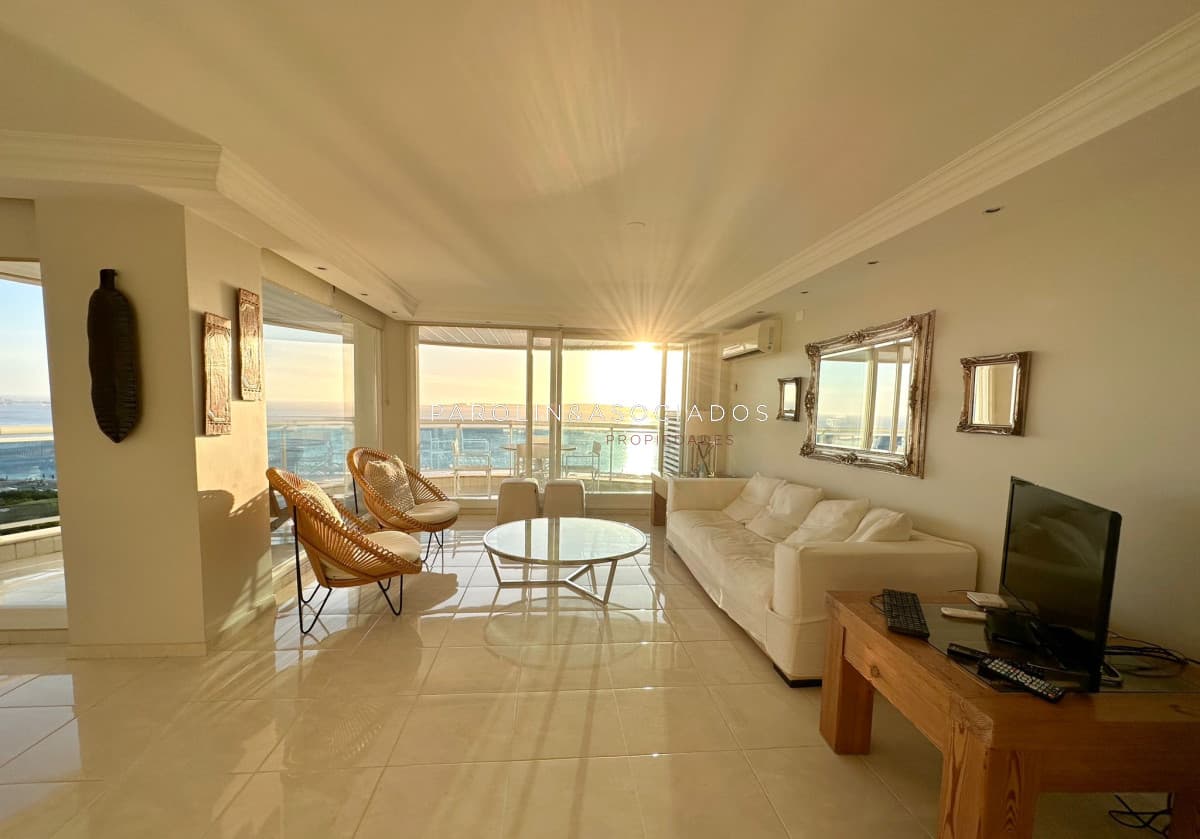 Apartamento en venta de 3 dormitorios en Millenium Tower, Punta del Este.