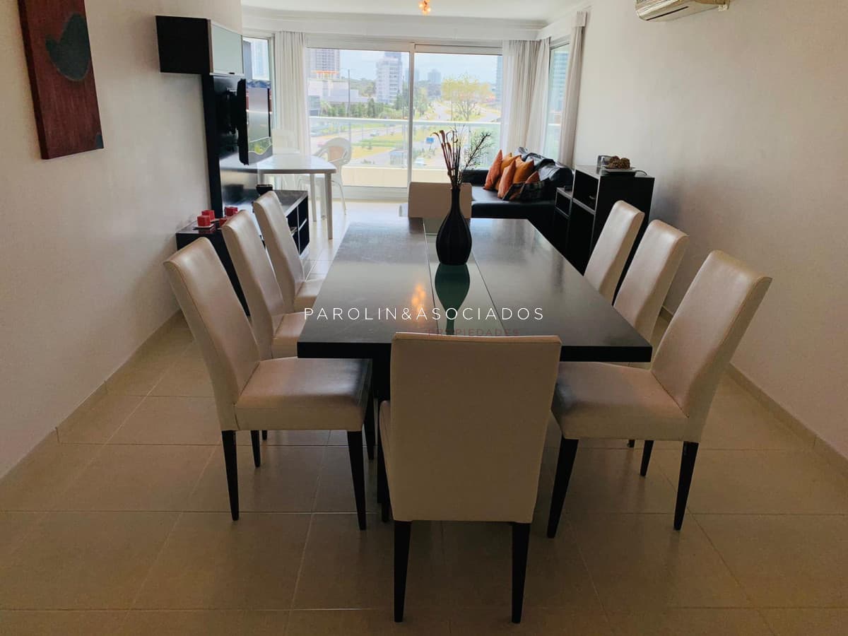 Apartamento en venta de 3 dormitorios en Punta del Este.
