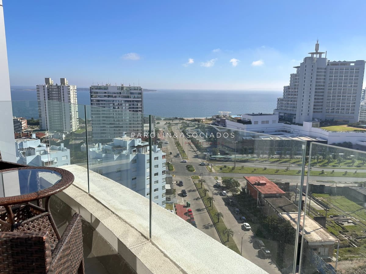 Apartamento de 2 dormitorios en edificio Artower, Punta del Este.