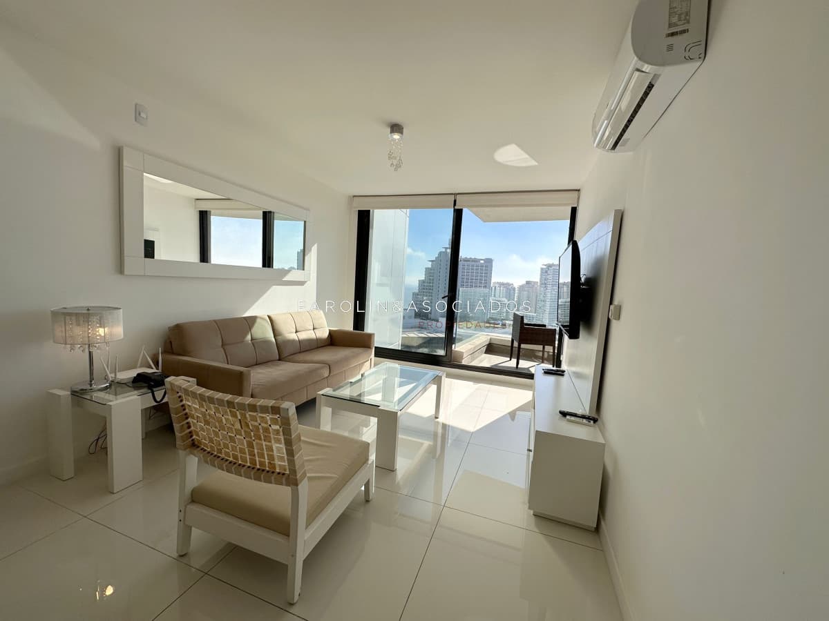 Apartamento de 2 dormitorios en edificio Artower, Punta del Este.