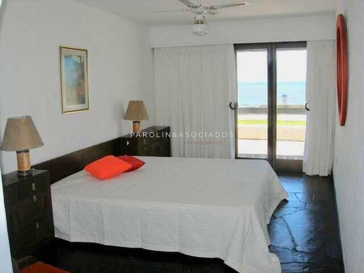 Hermoso apartamento en venta de 3 dormitorios en edificio Vigia, Punta del Este.