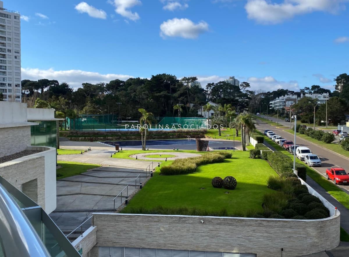 Apartamento en venta de 2 dormitorios y dependencia en torre Aquarela, Punta del Este.