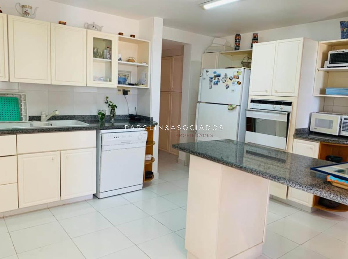 Apartamento en venta de 3 dormitorios + dependencia en edificio Martinique, Punta del Este.